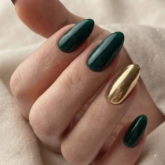 Deep Emerald Green With Metallic Gold Accent Nail Deep Emerald Green With Metallic Gold Accent Nail — Classy Emerald Green Nails