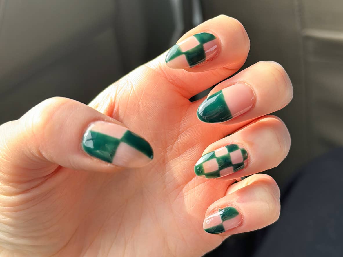 Medium Oval Nails Green Pink Checkerboard Medium Oval Nails Green Pink Checkerboard — Classy Emerald Green Nails