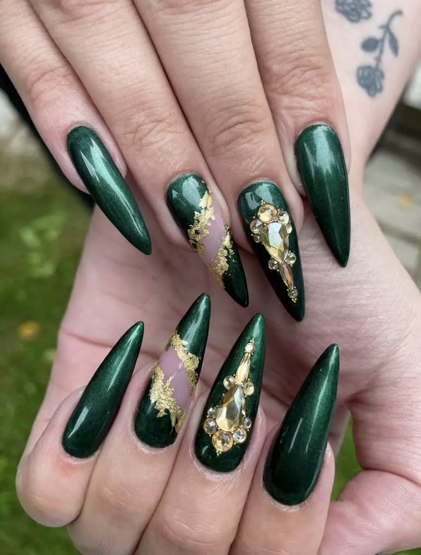 Glossy Deep Emerald Green Medium Almond Nails With Long Stiletto Glossy Deep Emerald Green Medium Almond Nails With Long Stiletto — Classy Emerald Green Nails