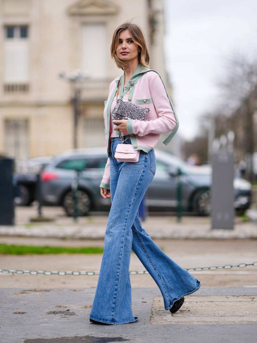 Blue Flare Jeans With Pink Cropped Cardigan and Loafers Blue Flare Jeans With Pink Cropped Cardigan and Loafers — Classy Flare Jeans Outfits