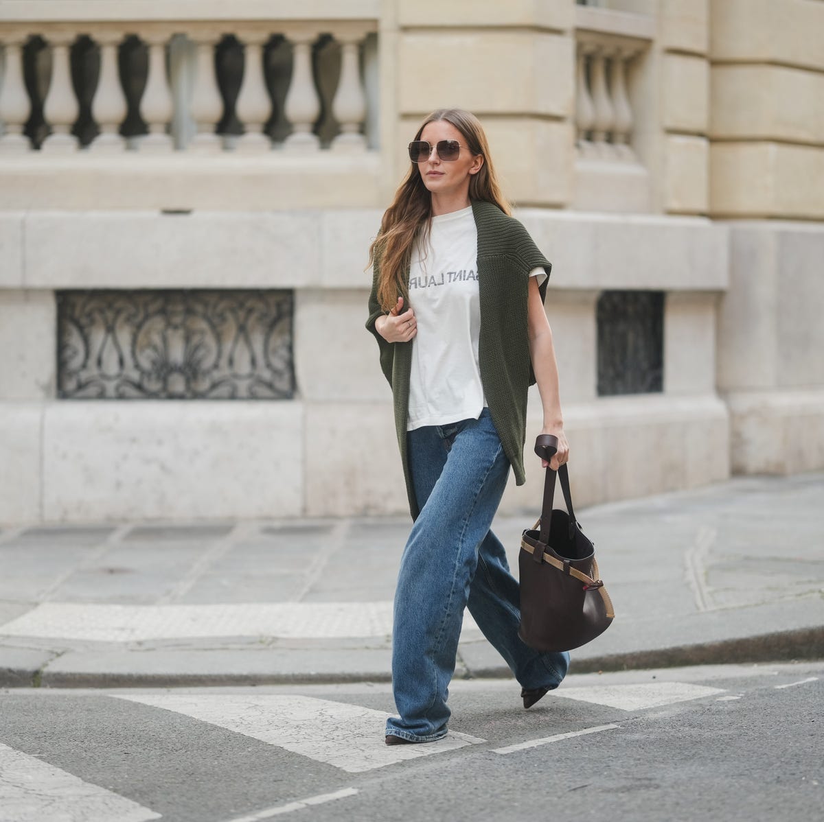 Medium Wash Wide Leg Jeans With Olive Green Cardigan Medium Wash Wide Leg Jeans With Olive Green Cardigan — Classy Flare Jeans Outfits