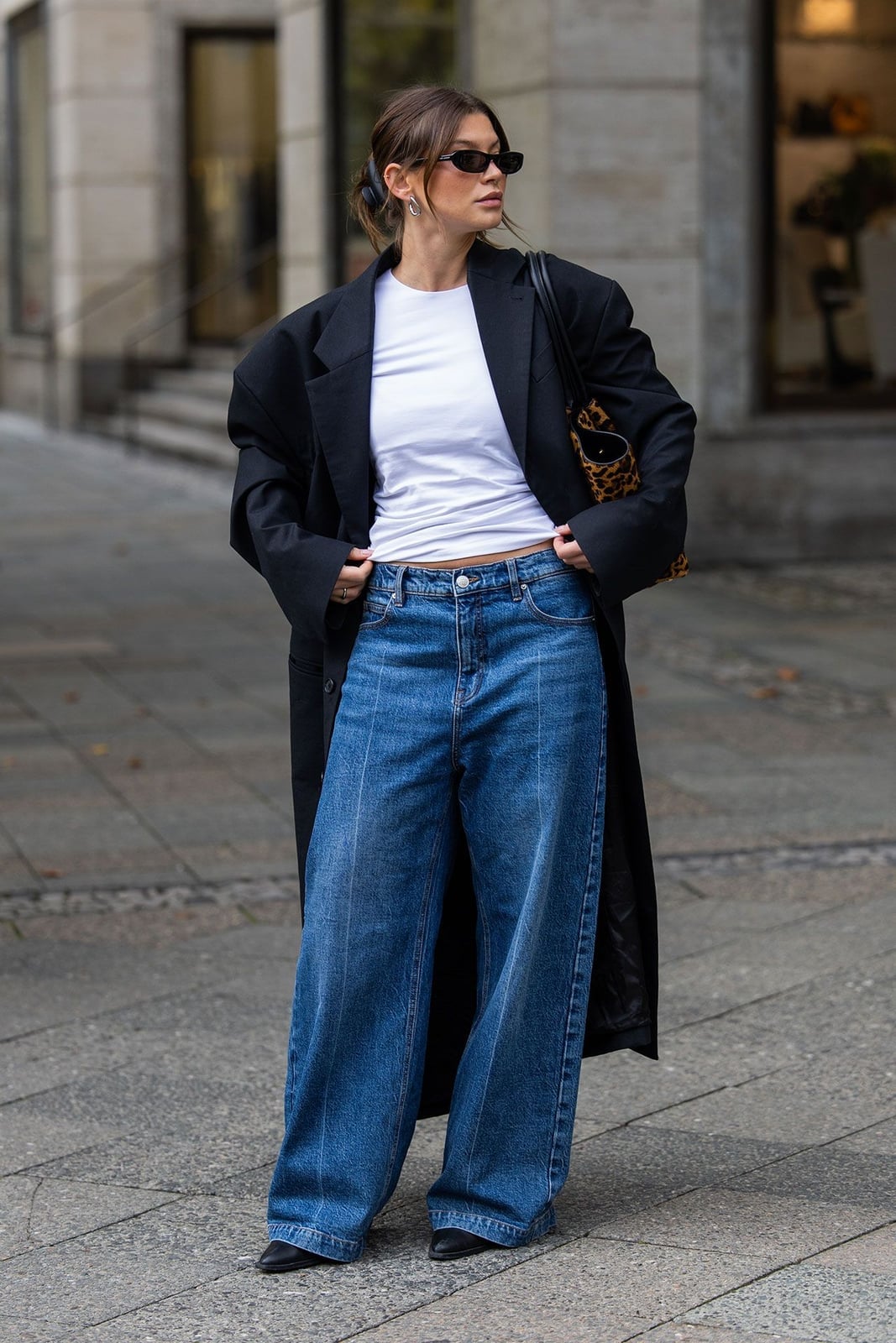 Wide Leg Jeans With White T-shirt and Leopard Print Handbag Wide Leg Jeans With White T-shirt and Leopard Print Handbag — Classy Flare Jeans Outfits