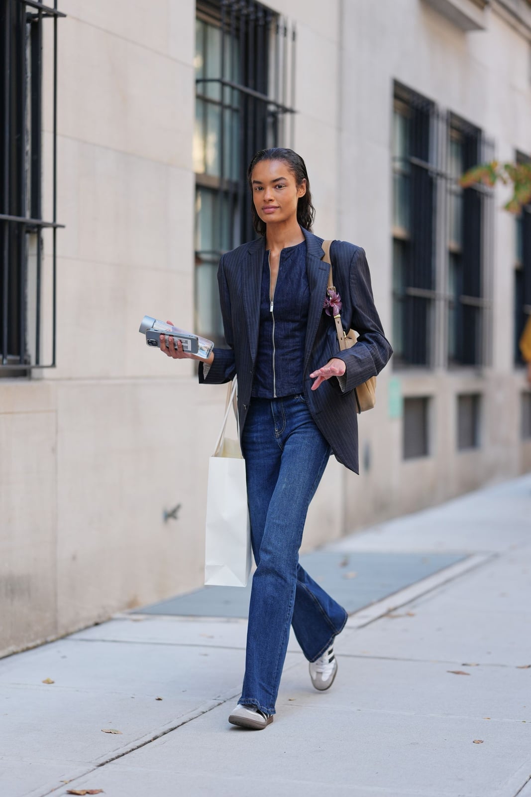 Medium Wash Flare Jeans With Fitted Vest and Sneakers Medium Wash Flare Jeans With Fitted Vest and Sneakers — Classy Flare Jeans Outfits