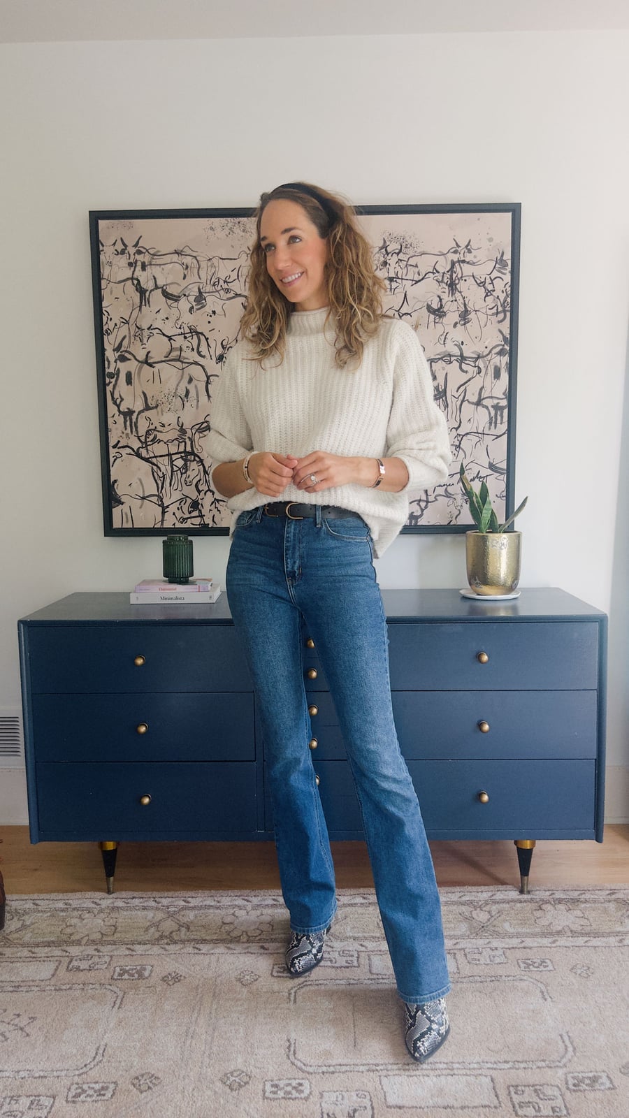 Blue Flare Jeans With Cream Chunky Knit Sweater and Boots Blue Flare Jeans With Cream Chunky Knit Sweater and Boots — Classy Flare Jeans Outfits