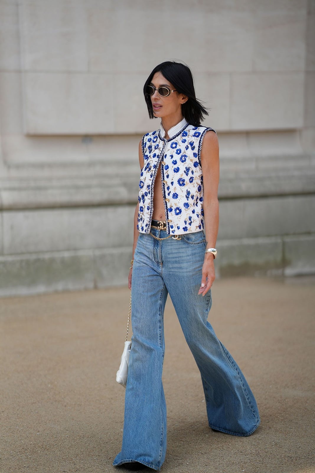 Light Wash Flare Jeans With Embroidered Top and Gold Belt Light Wash Flare Jeans With Embroidered Top and Gold Belt — Classy Flare Jeans Outfits