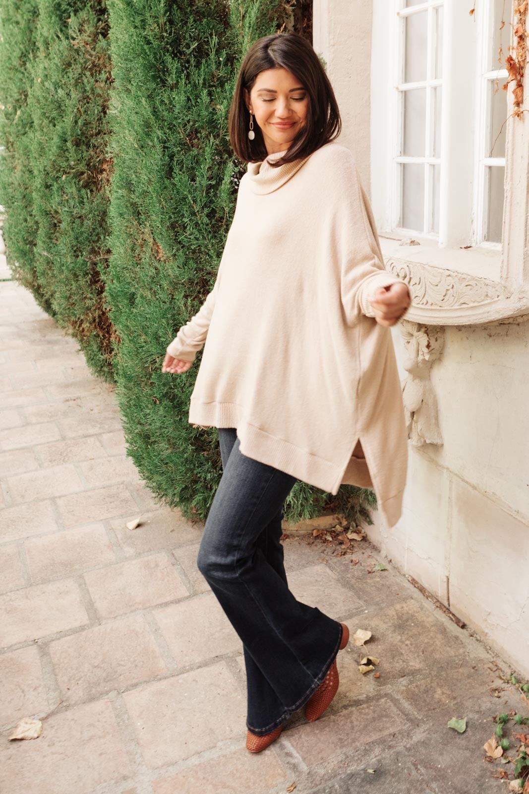 Dark Wash Flare Jeans With Oversized Turtleneck Sweater Dark Wash Flare Jeans With Oversized Turtleneck Sweater — Classy Flare Jeans Outfits