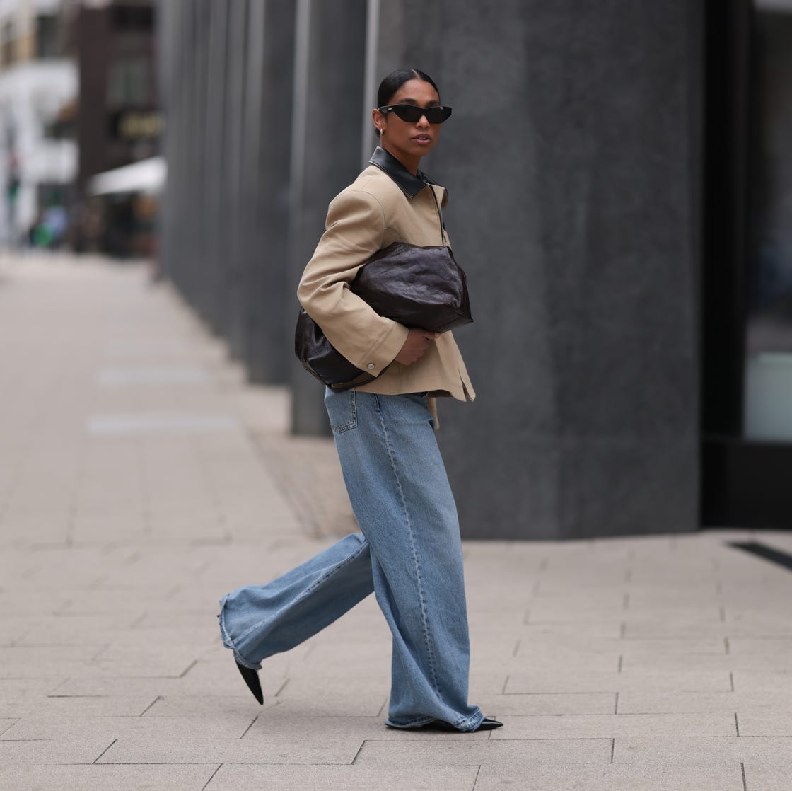 Light Wash Wide Leg Jeans With Beige Blazer and Black Heels Light Wash Wide Leg Jeans With Beige Blazer and Black Heels — Classy Flare Jeans Outfits