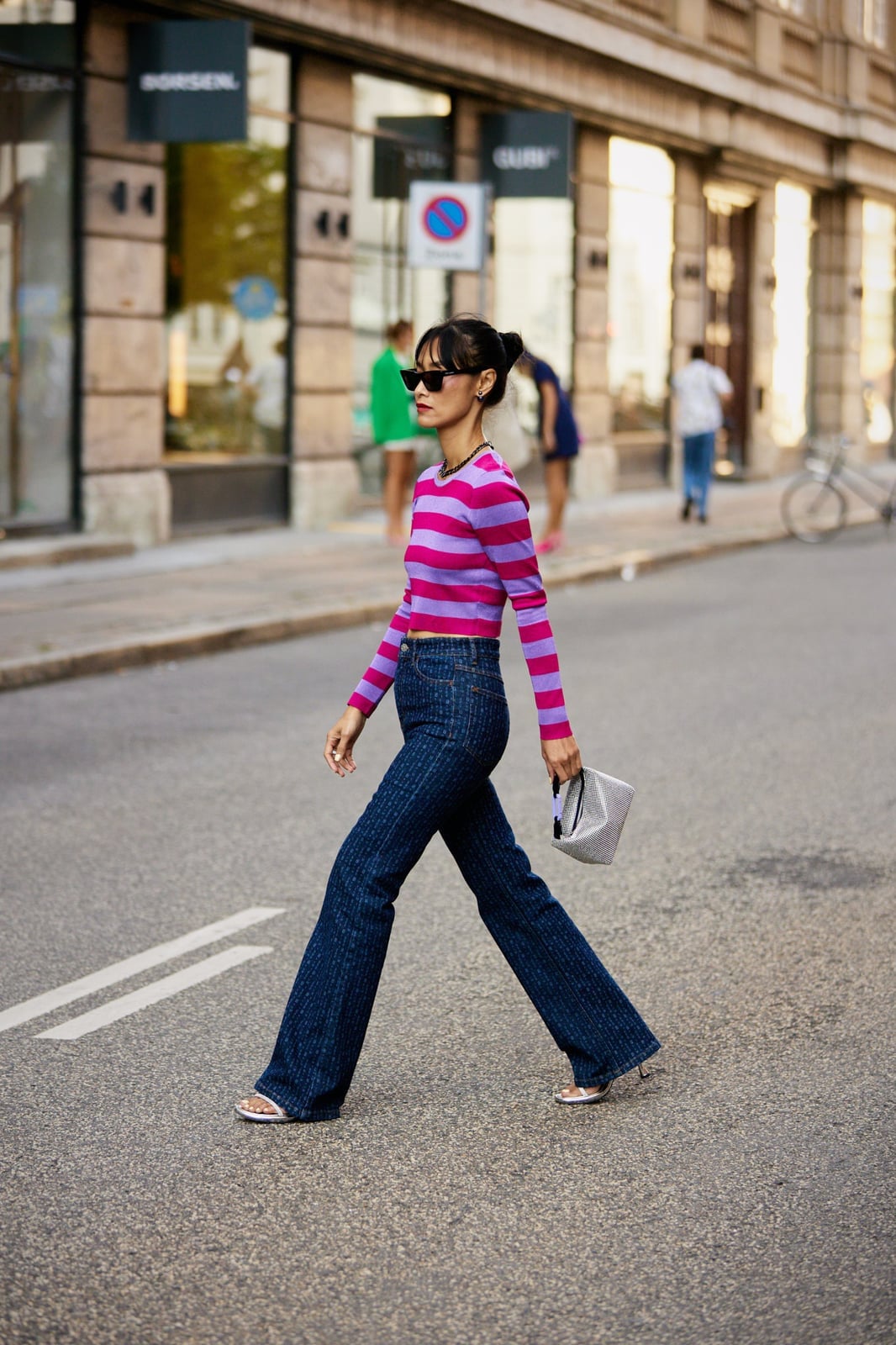 Dark Wash Flare Jeans With Bold Striped Top and Silver Sandals Dark Wash Flare Jeans With Bold Striped Top and Silver Sandals — Classy Flare Jeans Outfits