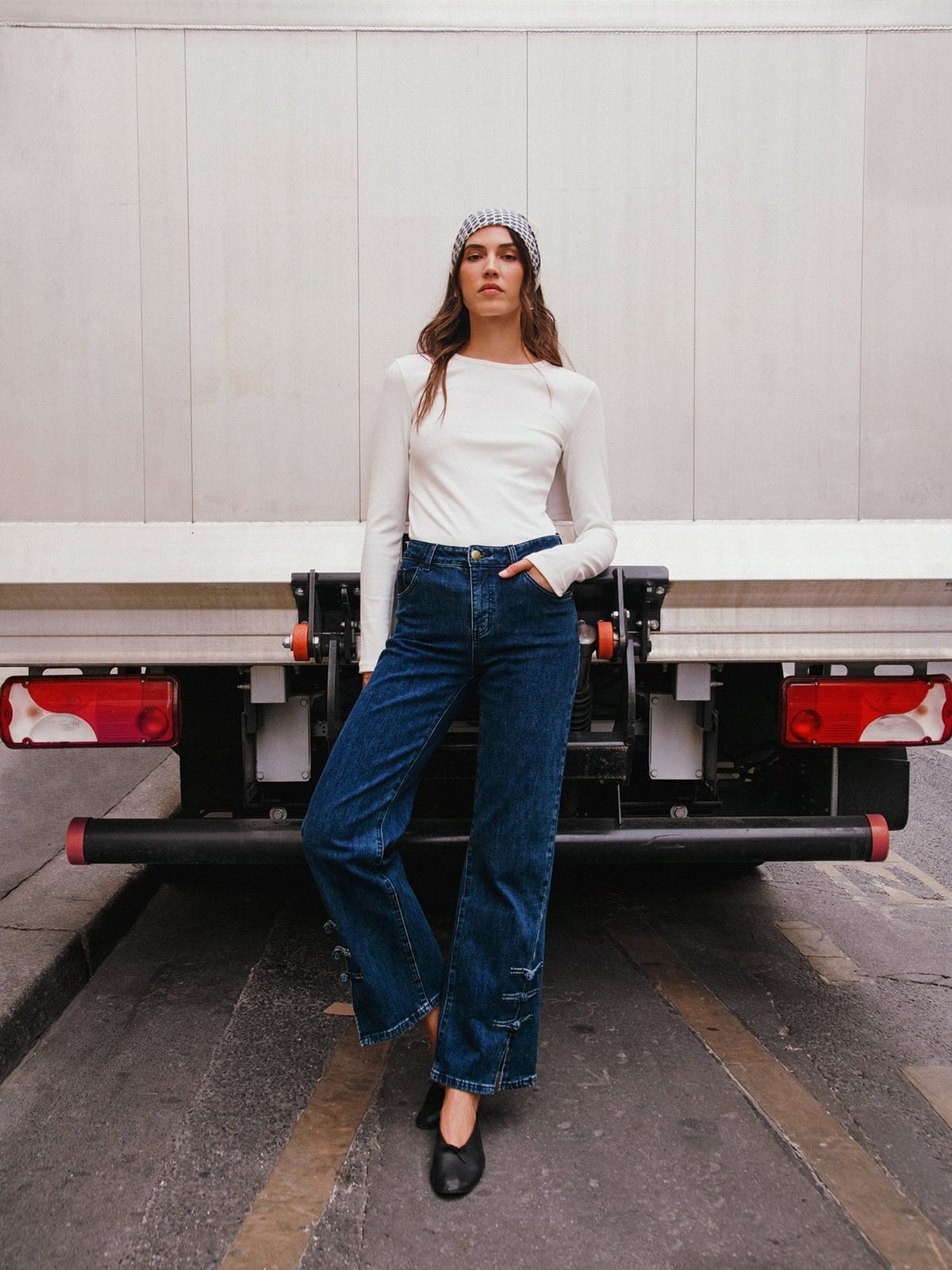 Dark Wash Flare Jeans With Decorative Buttons and Headscarf Dark Wash Flare Jeans With Decorative Buttons and Headscarf — Classy Flare Jeans Outfits