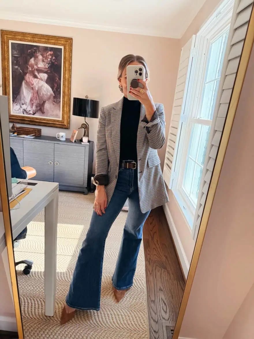 Medium Wash Flare Jeans With Plaid Blazer and Black Turtleneck Medium Wash Flare Jeans With Plaid Blazer and Black Turtleneck — Classy Flare Jeans Outfits