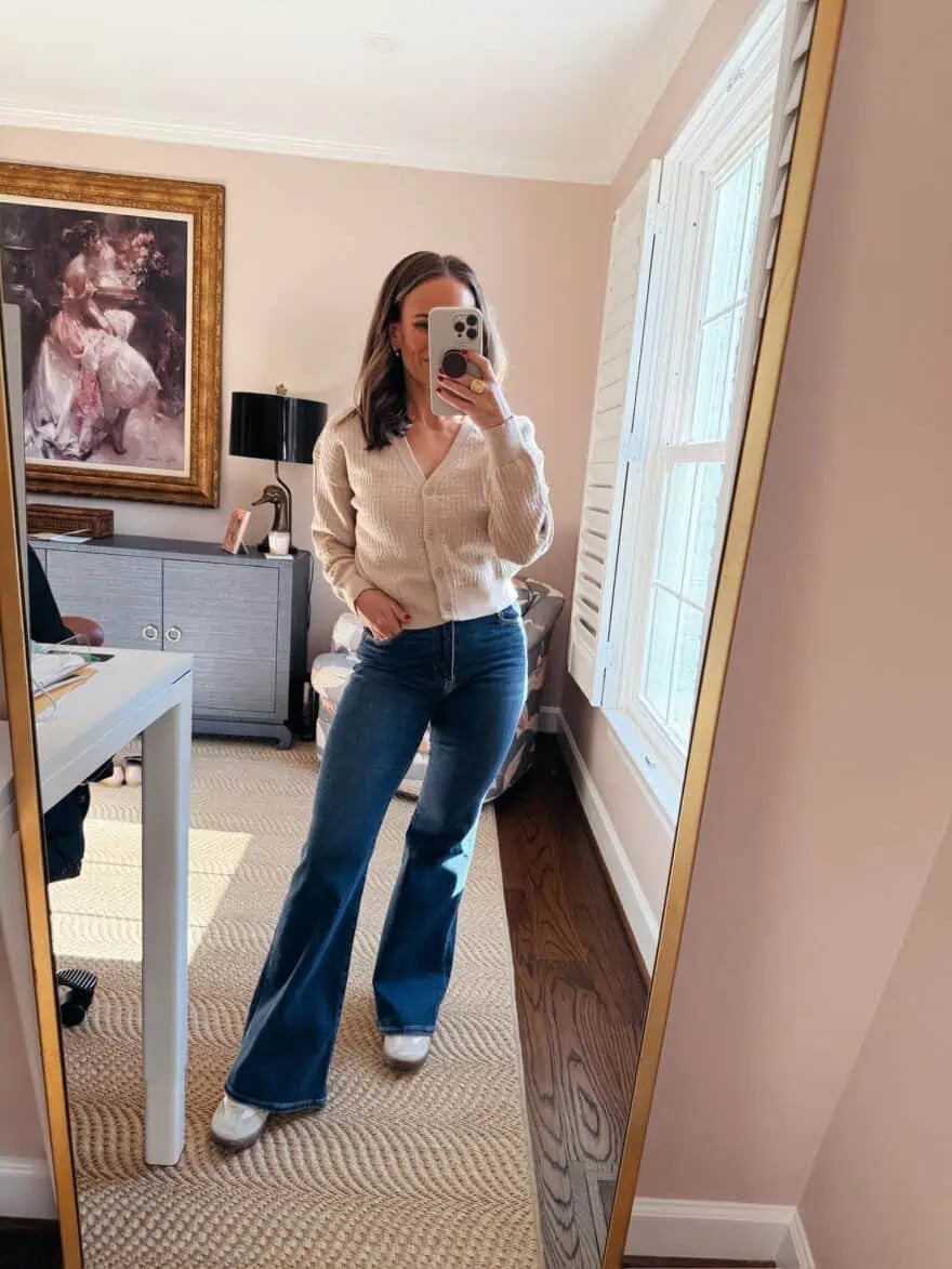 Medium Blue Flare Jeans With Beige Cardigan and Sneakers Medium Blue Flare Jeans With Beige Cardigan and Sneakers — Classy Flare Jeans Outfits