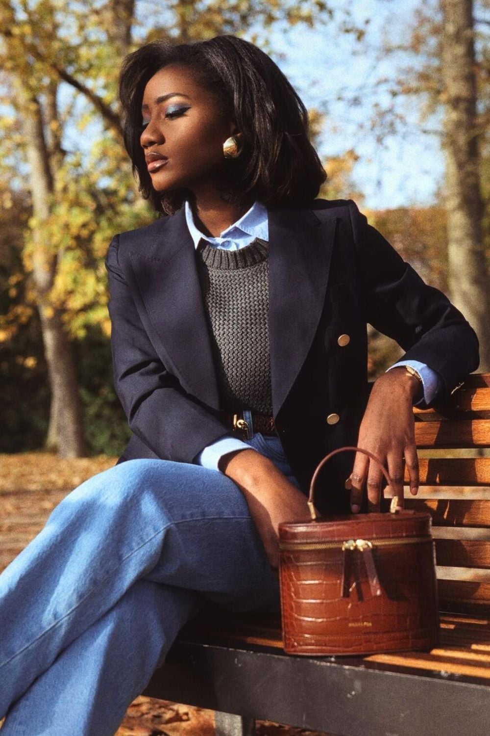 Light Blue Jeans and Gray Sweater With Navy Blazer Light Blue Jeans and Gray Sweater With Navy Blazer — Classy Flare Jeans Outfits
