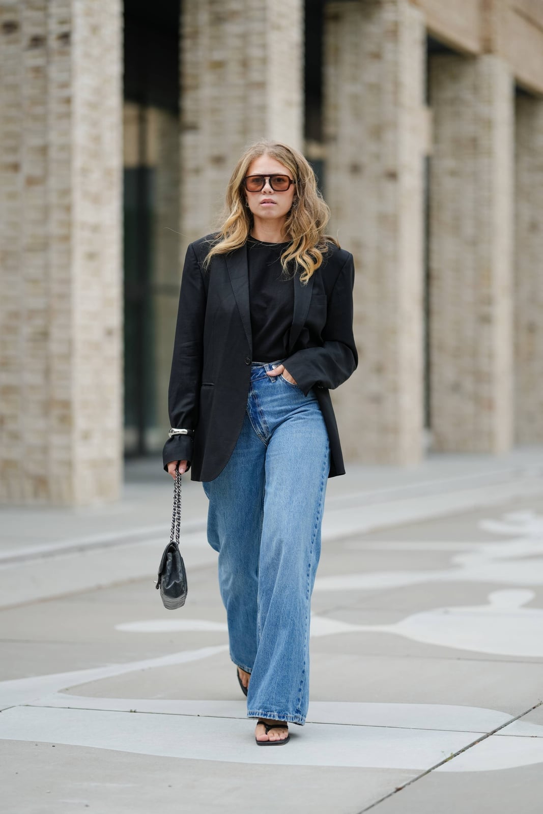 Light Blue Wide Leg Jeans With Black Blazer and Sandals Light Blue Wide Leg Jeans With Black Blazer and Sandals — Classy Flare Jeans Outfits