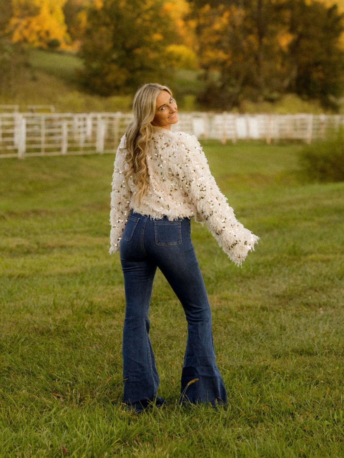 Dark Wash Flare Jeans With Sequined Cropped Jacket Dark Wash Flare Jeans With Sequined Cropped Jacket — Classy Flare Jeans Outfits