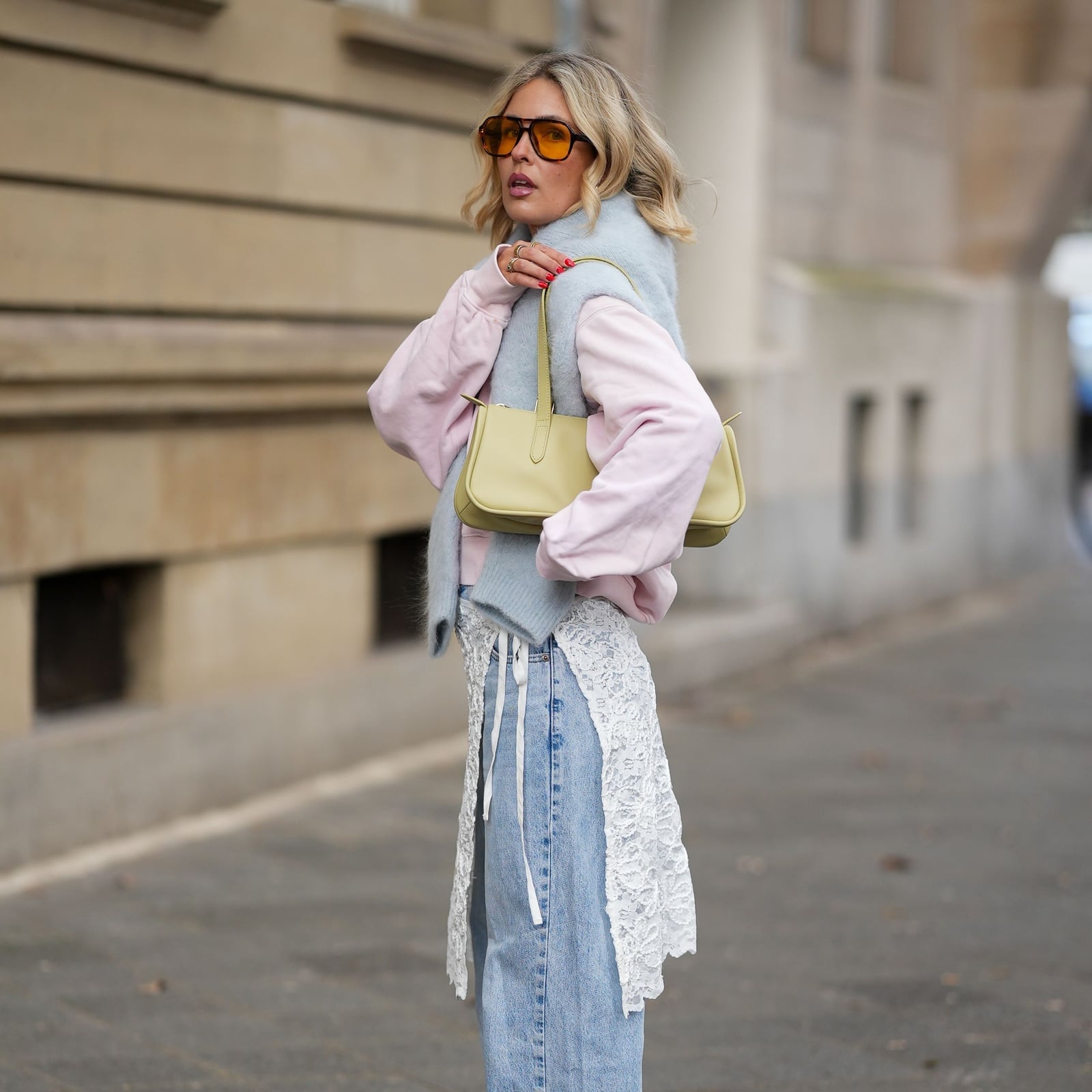 Light Wash Jeans With Lace Trim and Pink Sweatshirt Light Wash Jeans With Lace Trim and Pink Sweatshirt — Classy Flare Jeans Outfits