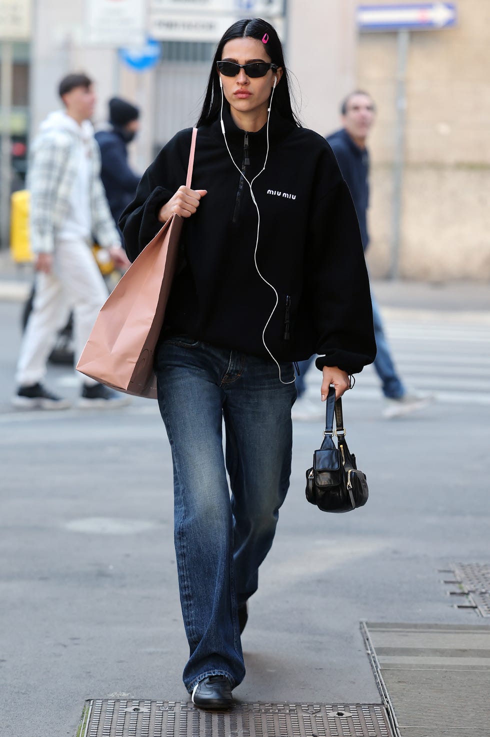 Oversized Black Fleece Jacket with Wide-Leg Jeans Oversized Black Fleece Jacket with Wide-Leg Jeans — Classy Fleece Outfits