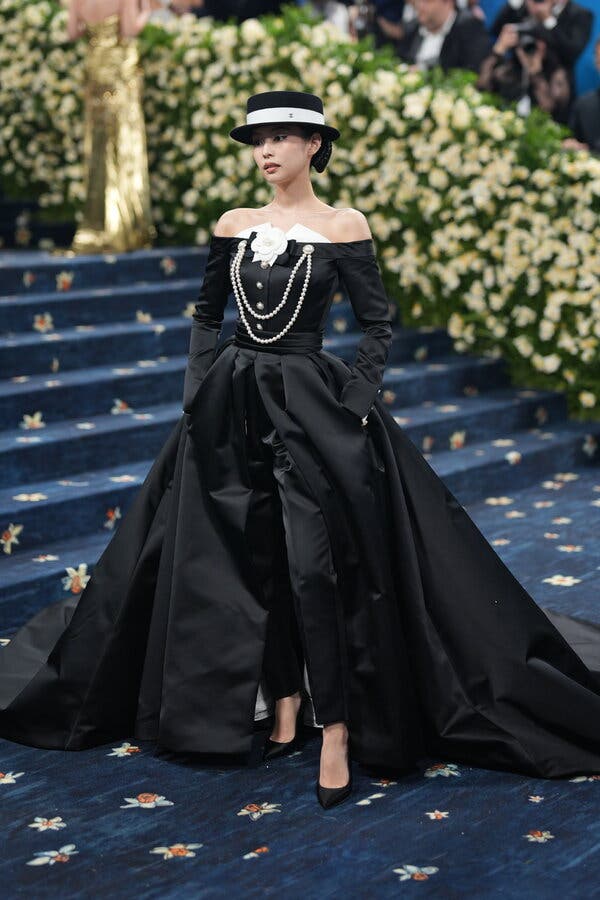Black and White Gala Outfit with Wide Leg Trousers and Skirt Overlay Black and White Gala Outfit with Wide Leg Trousers and Skirt Overlay — Classy Gala Outfits