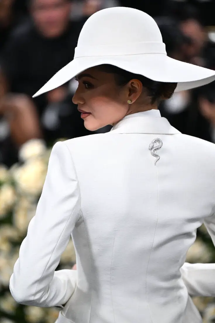 White Structured Blazer with Snake Brooch and Wide-Brimmed Hat White Structured Blazer with Snake Brooch and Wide-Brimmed Hat — Classy Gala Outfits