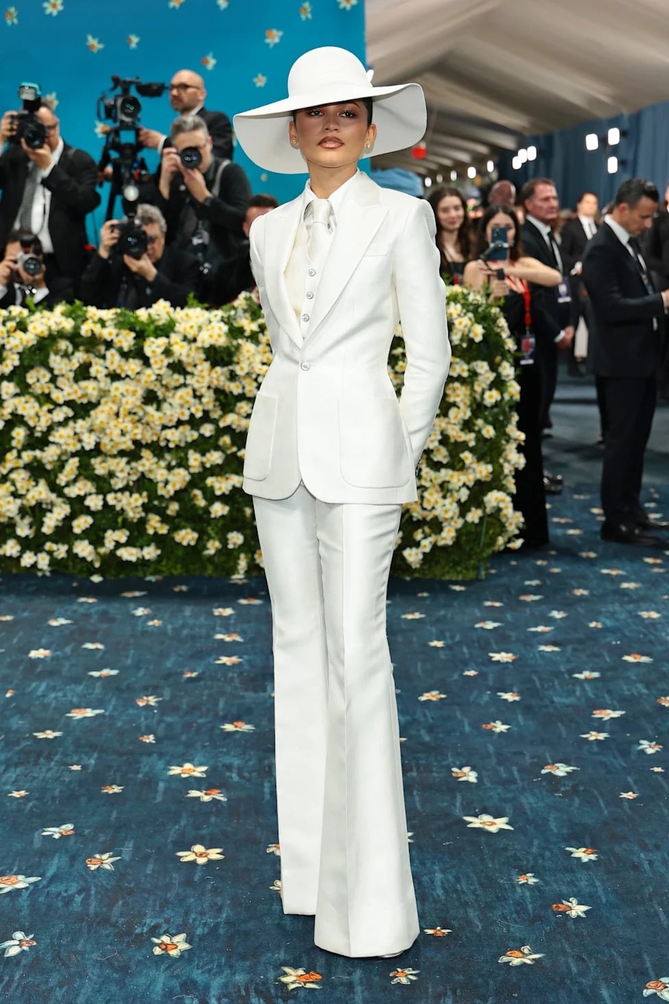White Satin Suit with Wide-Leg Trousers and Tie White Satin Suit with Wide-Leg Trousers and Tie — Classy Gala Outfits