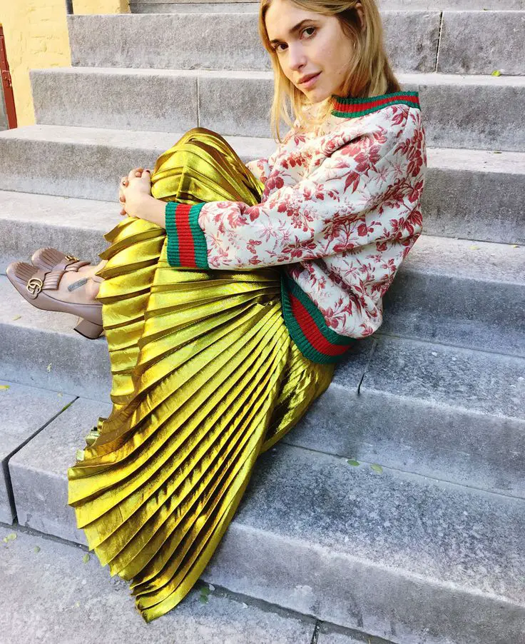 Gold Pleated Maxi Skirt With Sweater and Nude Ballet Flats Gold Pleated Maxi Skirt With Sweater and Nude Ballet Flats — Classy Gold Outfits
