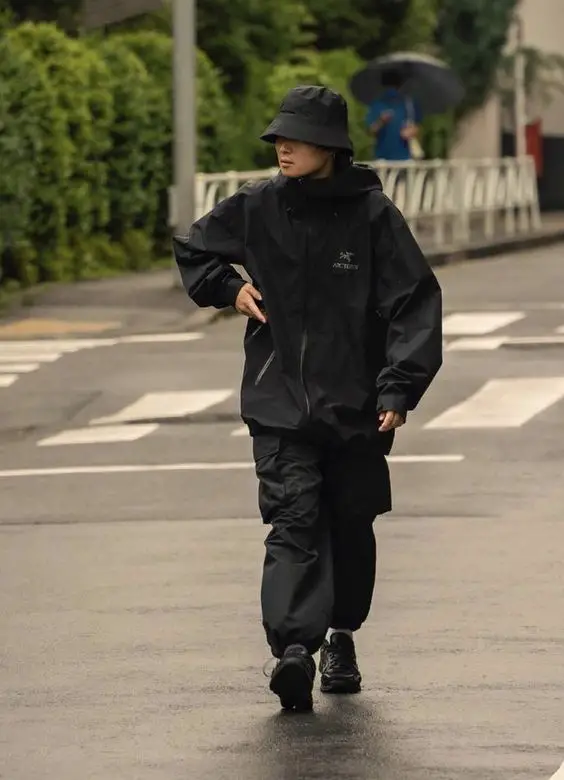 Black Hooded Technical Jacket With Cargo Pants and Hiking Boots Black Hooded Technical Jacket With Cargo Pants and Hiking Boots — Classy Gorpcore Outfits
