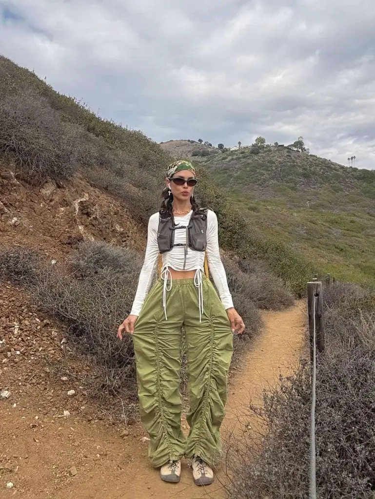 Brown Utility Vest Over White Top And Ruched Cargo Pants Brown Utility Vest Over White Top And Ruched Cargo Pants — Classy Gorpcore Outfits