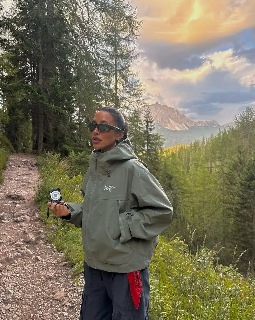 Sage Green Hooded Technical Jacket And Cargo Pants Sage Green Hooded Technical Jacket And Cargo Pants — Classy Gorpcore Outfits