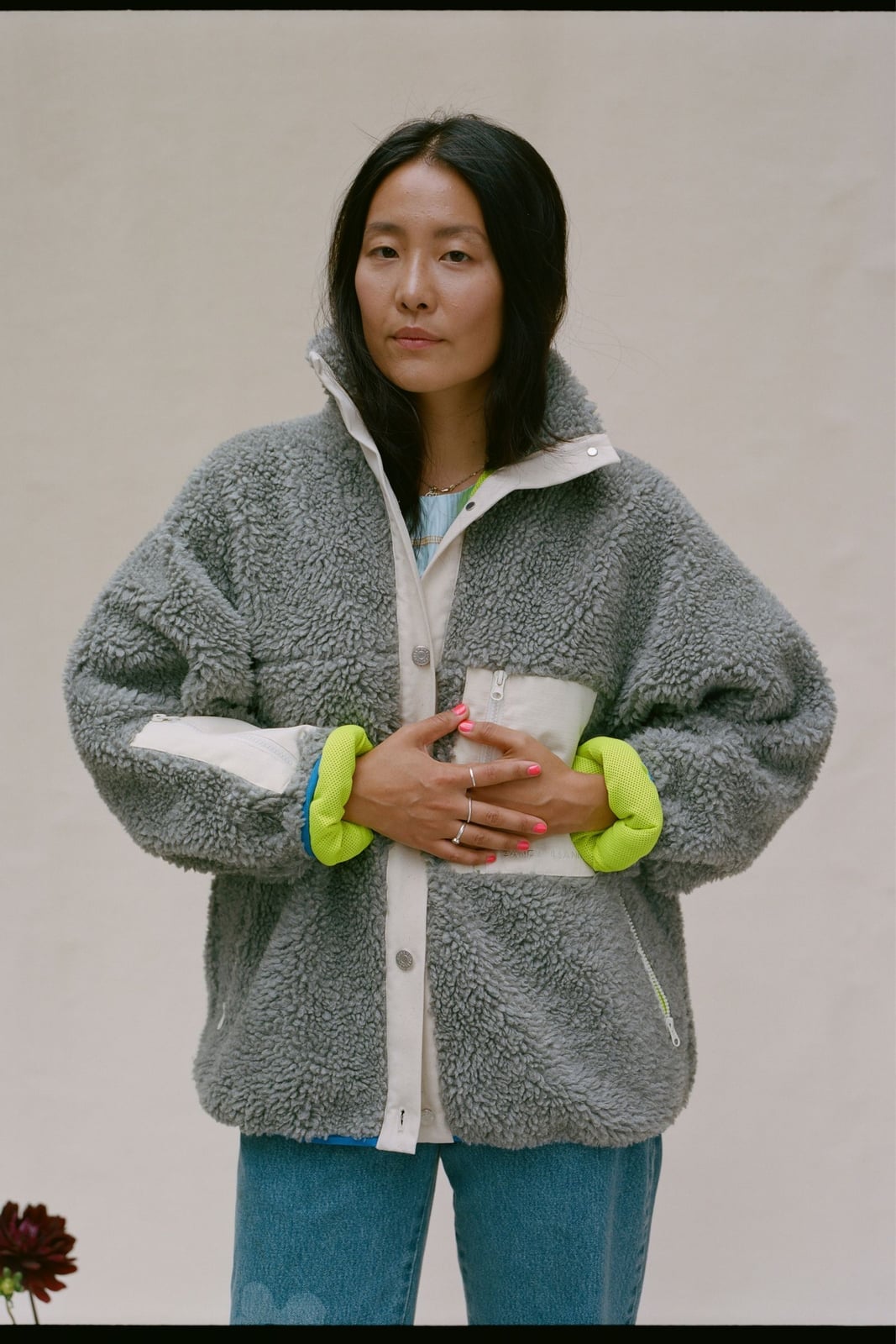 Gray Fleece Jacket With Neon Accents And Denim Jeans Gray Fleece Jacket With Neon Accents And Denim Jeans — Classy Gorpcore Outfits