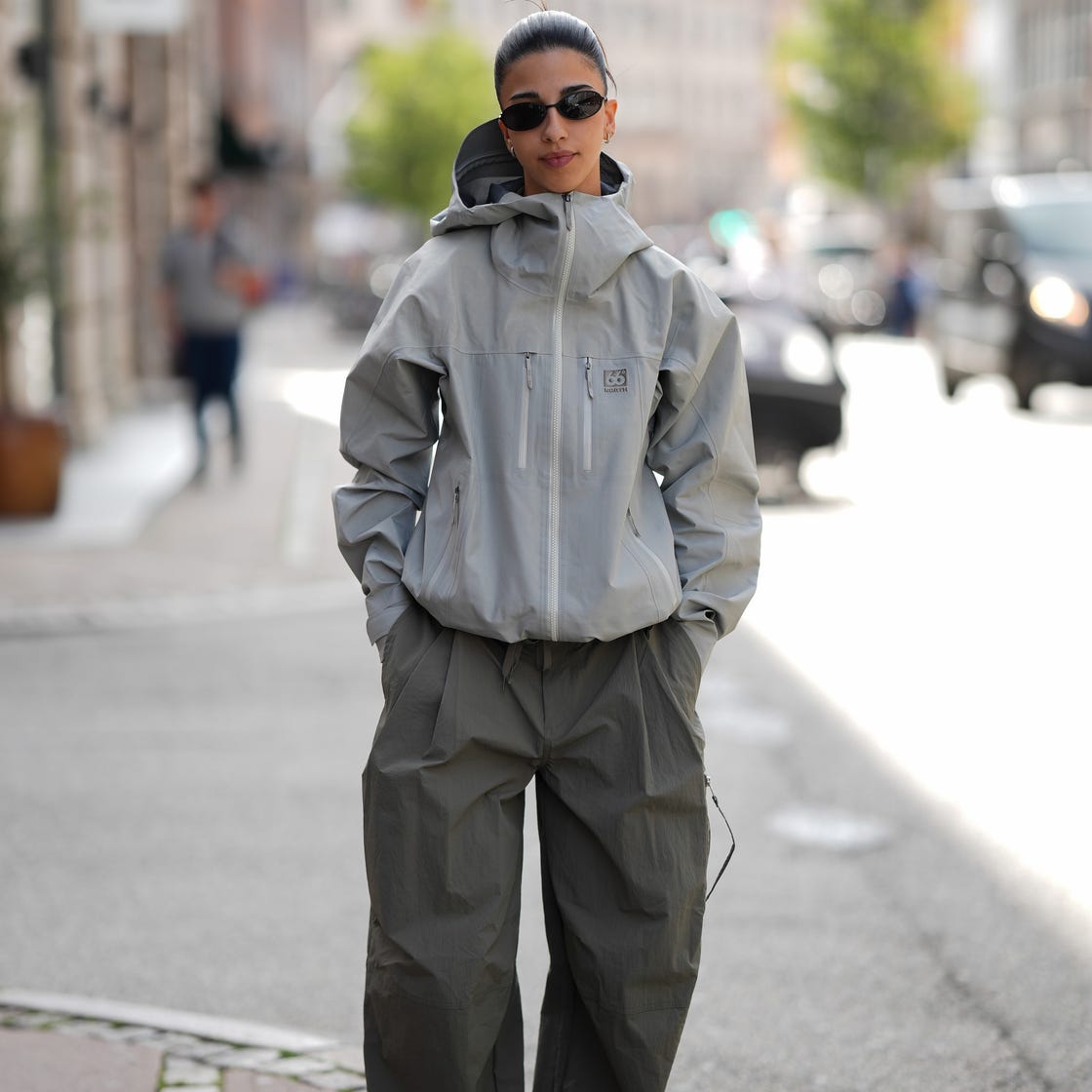Oversized Gray Technical Jacket With Olive Green Trousers Oversized Gray Technical Jacket With Olive Green Trousers — Classy Gorpcore Outfits