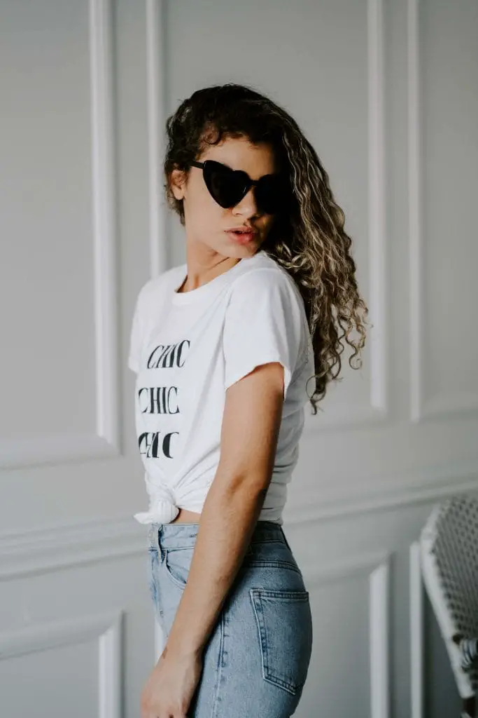 White Graphic Tee Tied at Waist with High-Waisted Jeans White Graphic Tee Tied at Waist with High-Waisted Jeans — Classy Graphic Tee Outfits