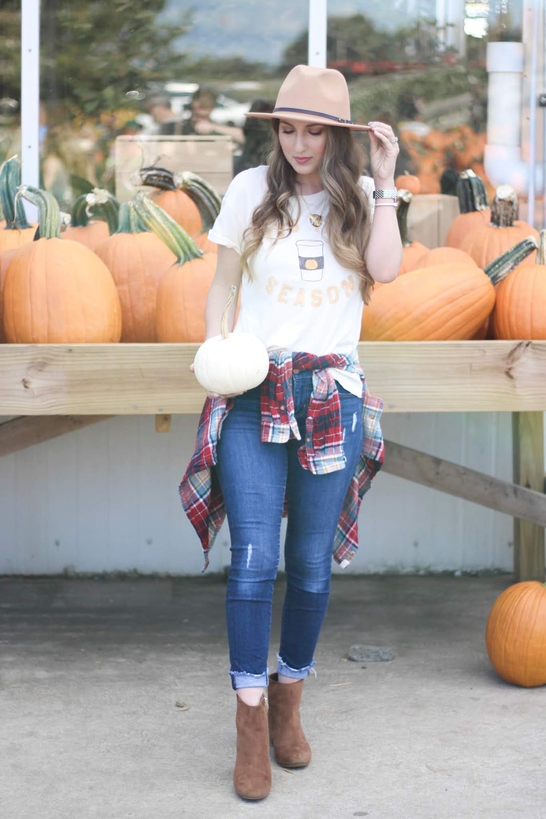 White Graphic Tee with Flannel Tied at Waist White Graphic Tee with Flannel Tied at Waist — Classy Graphic Tee Outfits