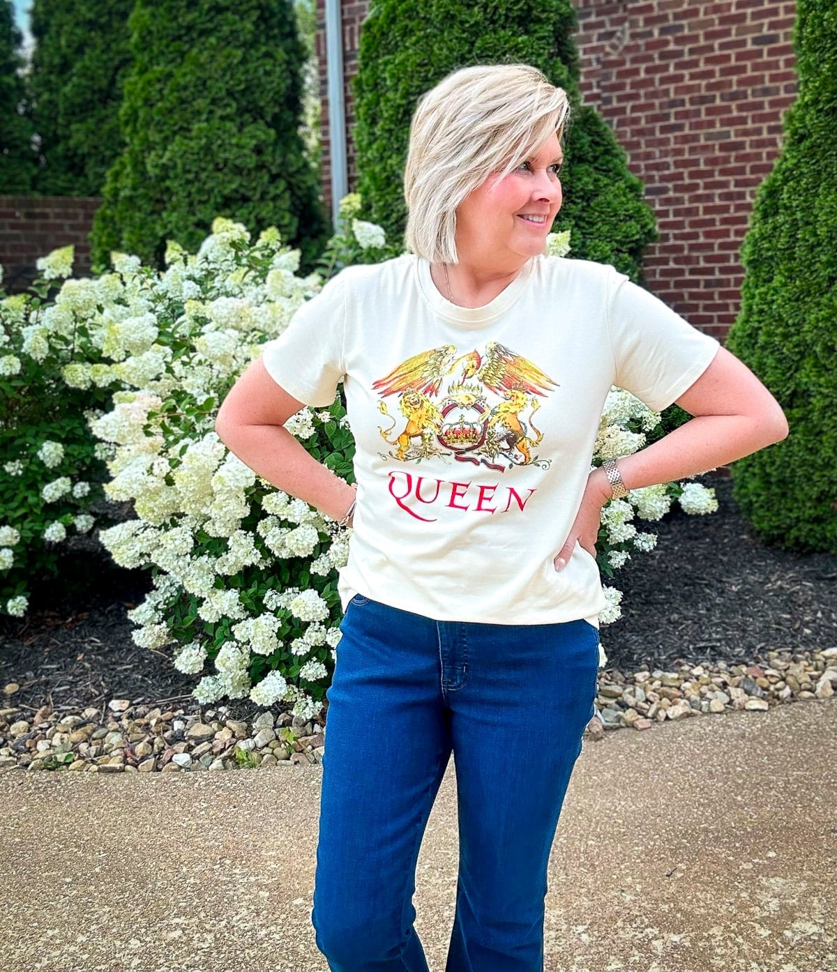Cream Vintage Queen Graphic Tee with Blue Jeans Cream Vintage Queen Graphic Tee with Blue Jeans — Classy Graphic Tee Outfits