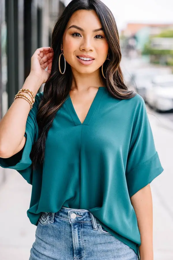 Teal V Neck Top With Denim Jeans Teal V Neck Top With Denim Jeans — Classy Green Top Outfits