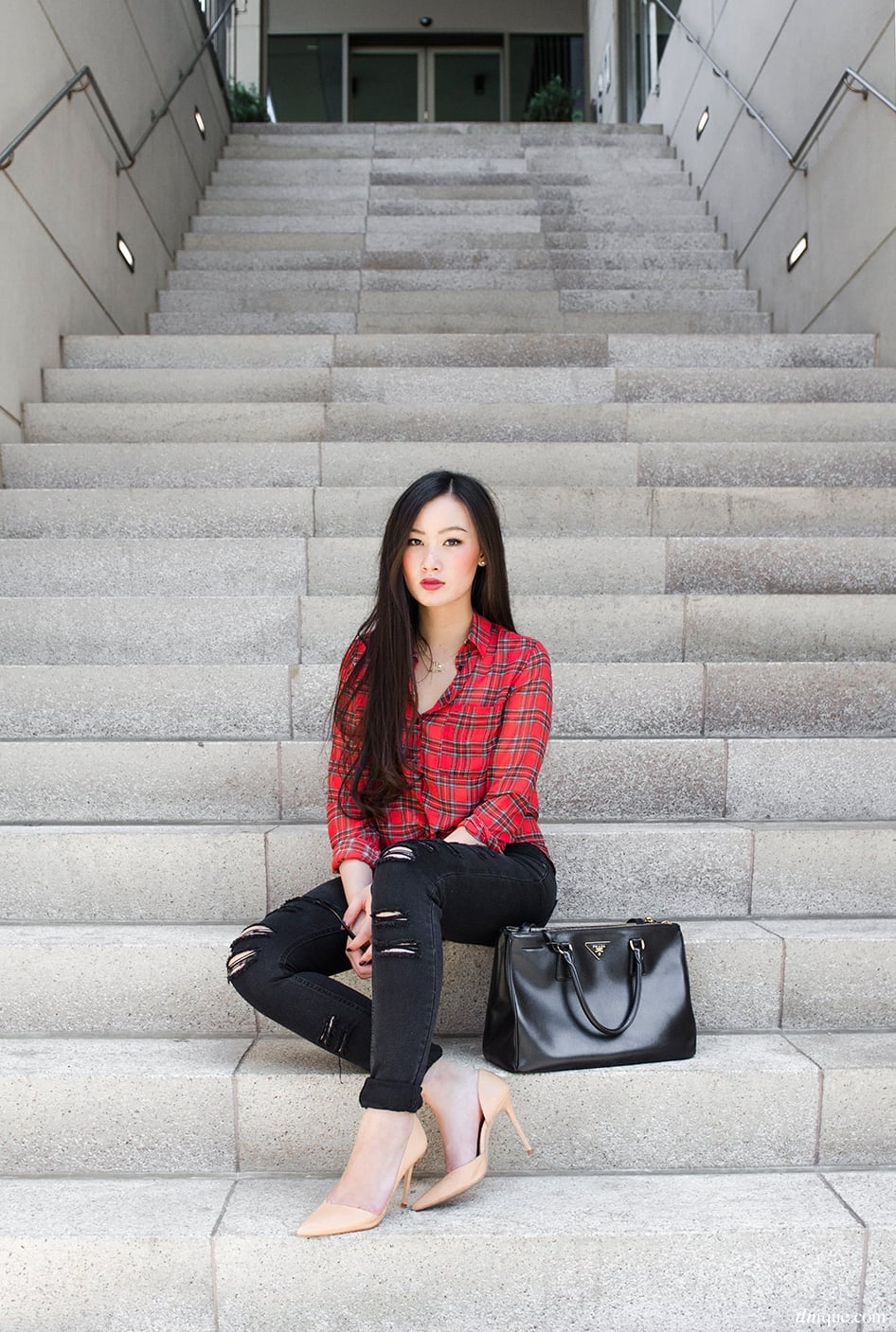 Plaid Shirt with Ripped Skinny Jeans and Pointed-Toe Pumps Plaid Shirt with Ripped Skinny Jeans and Pointed-Toe Pumps — Classy Grunge Outfits
