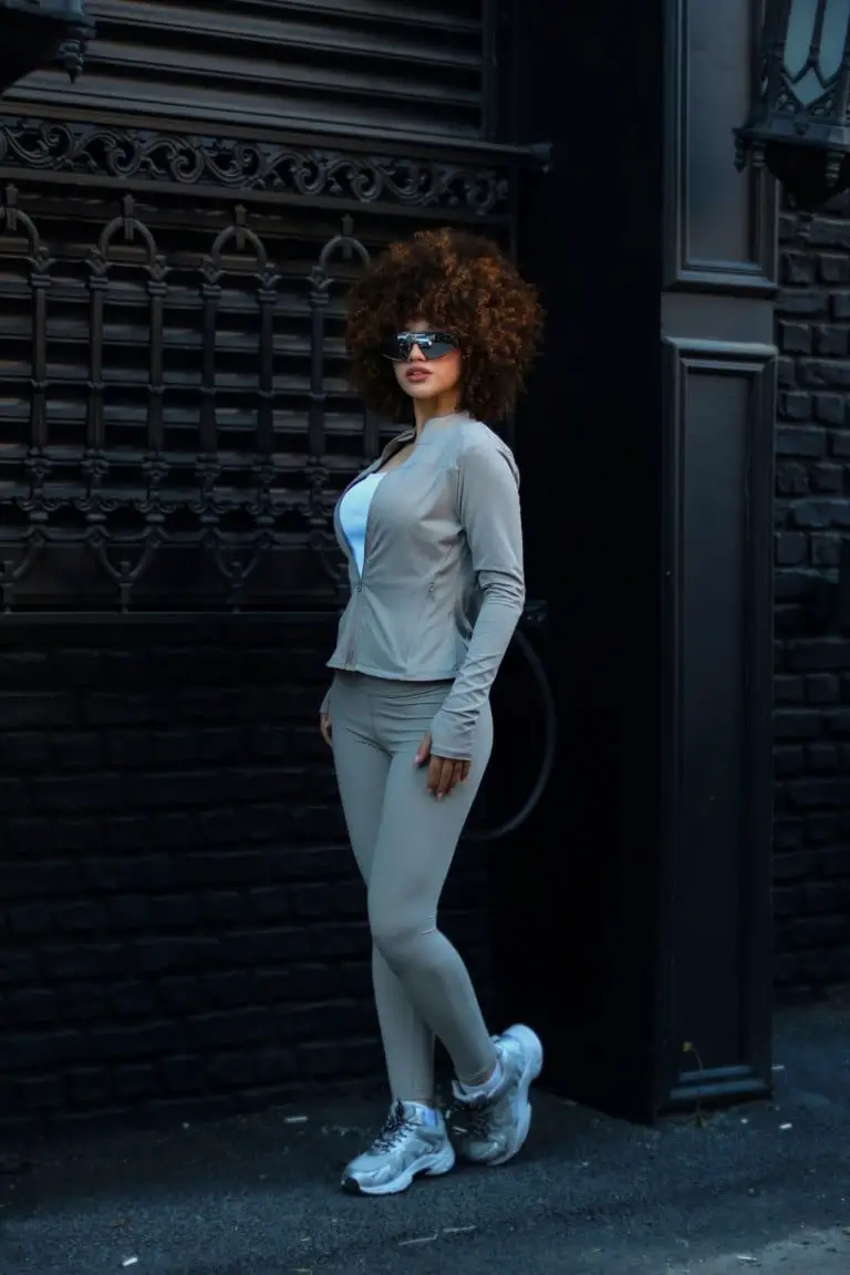 Monochrome Gray Athleisure Set With Blue Tank Monochrome Gray Athleisure Set With Blue Tank — Classy Gym Outfits