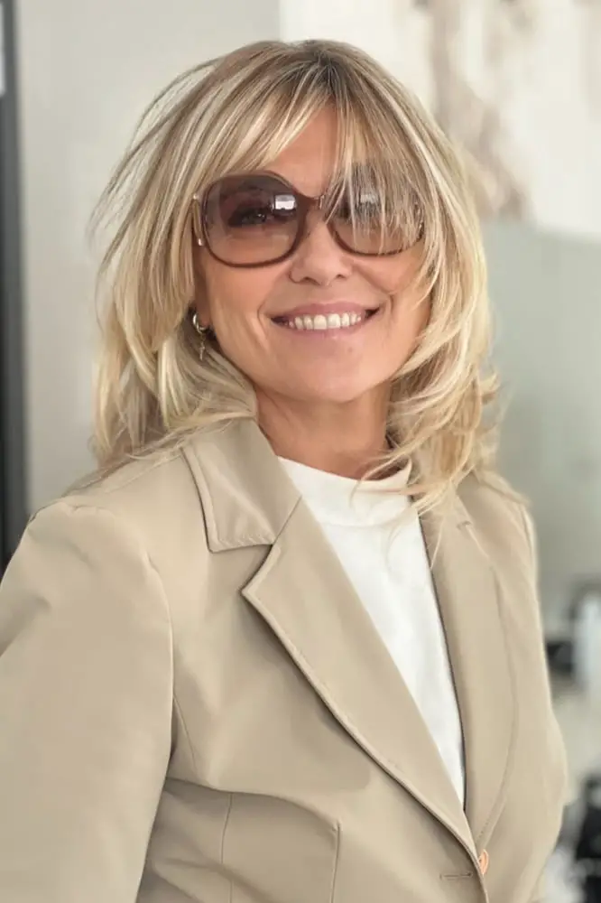 Collarbone Ash Blonde Lob With Curtain Bangs Collarbone Ash Blonde Lob With Curtain Bangs — Classy Hair with Bangs
