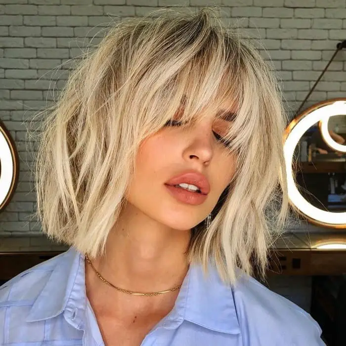 Collarbone Ash Blonde Lob With Curtain Bangs, Close-Up Take Collarbone Ash Blonde Lob With Curtain Bangs, Close-Up Take — Classy Hair with Bangs