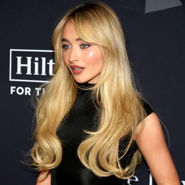 Collarbone Waves With Curtain Bangs Collarbone Waves With Curtain Bangs — Classy Hair with Bangs