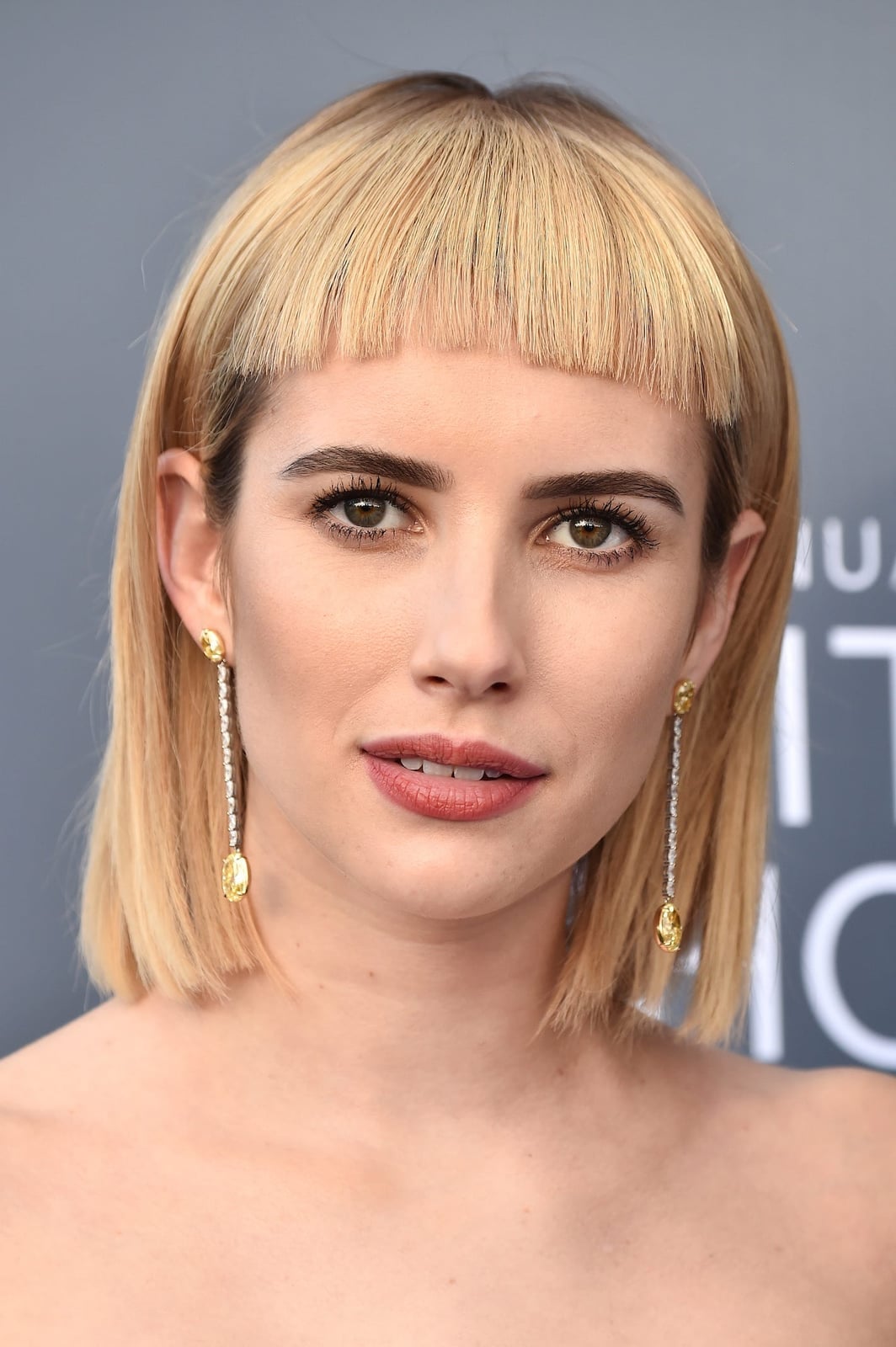 Chin Length Blonde Bob With Straight Bangs, подбородок Chin Length Blonde Bob With Straight Bangs, подбородок — Classy Hair with Bangs