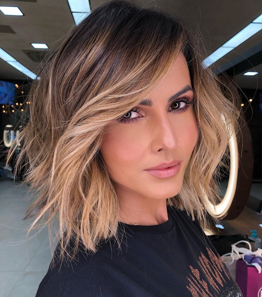 Chin Bob With Textured Waves And Side-Swept Bangs Chin Bob With Textured Waves And Side-Swept Bangs — Classy Hairstyles for Thick Hair