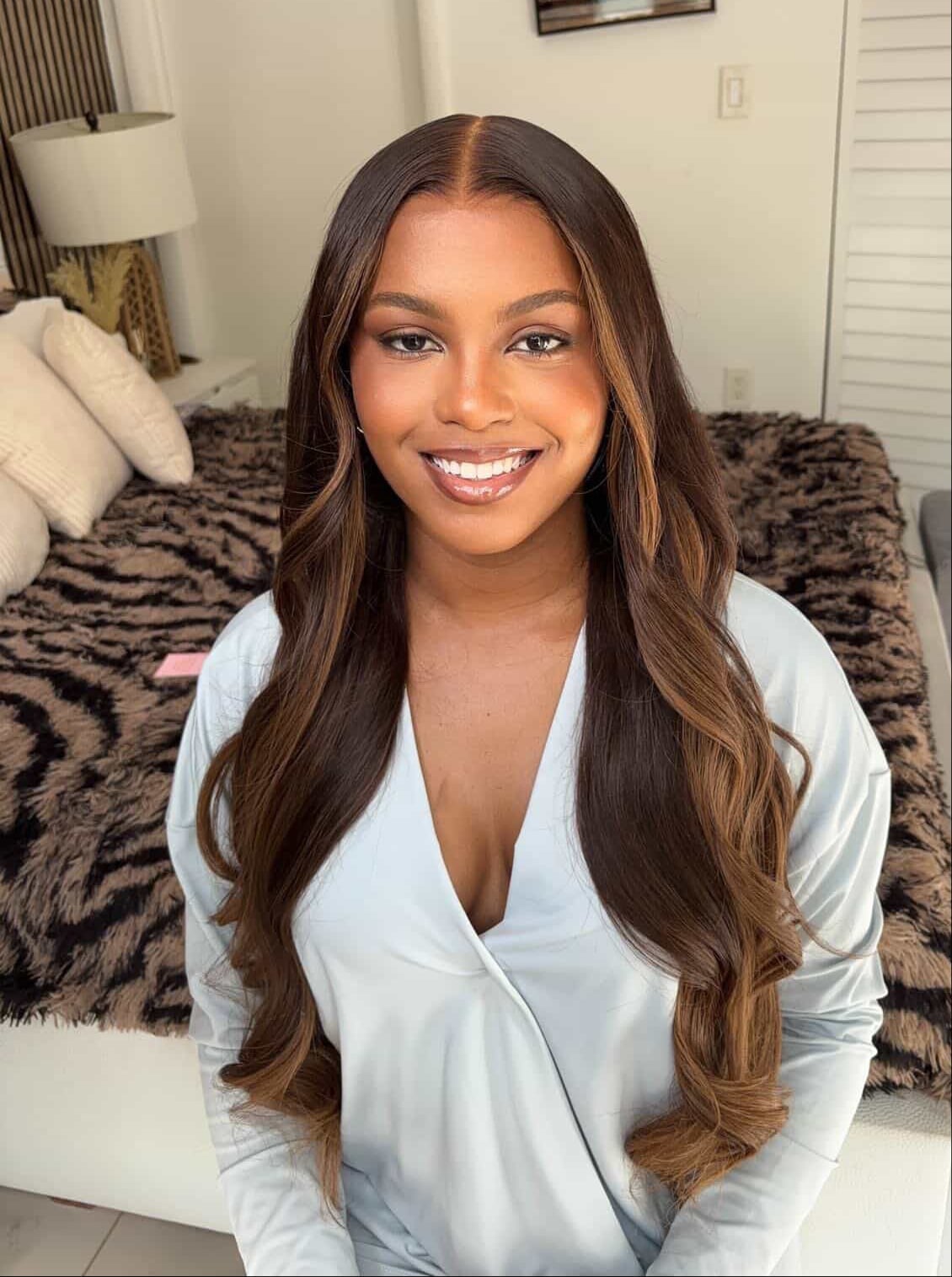 Mid-Back Wavy Hair With Honey Blonde Highlights Mid-Back Wavy Hair With Honey Blonde Highlights — Classy Highlights Wig