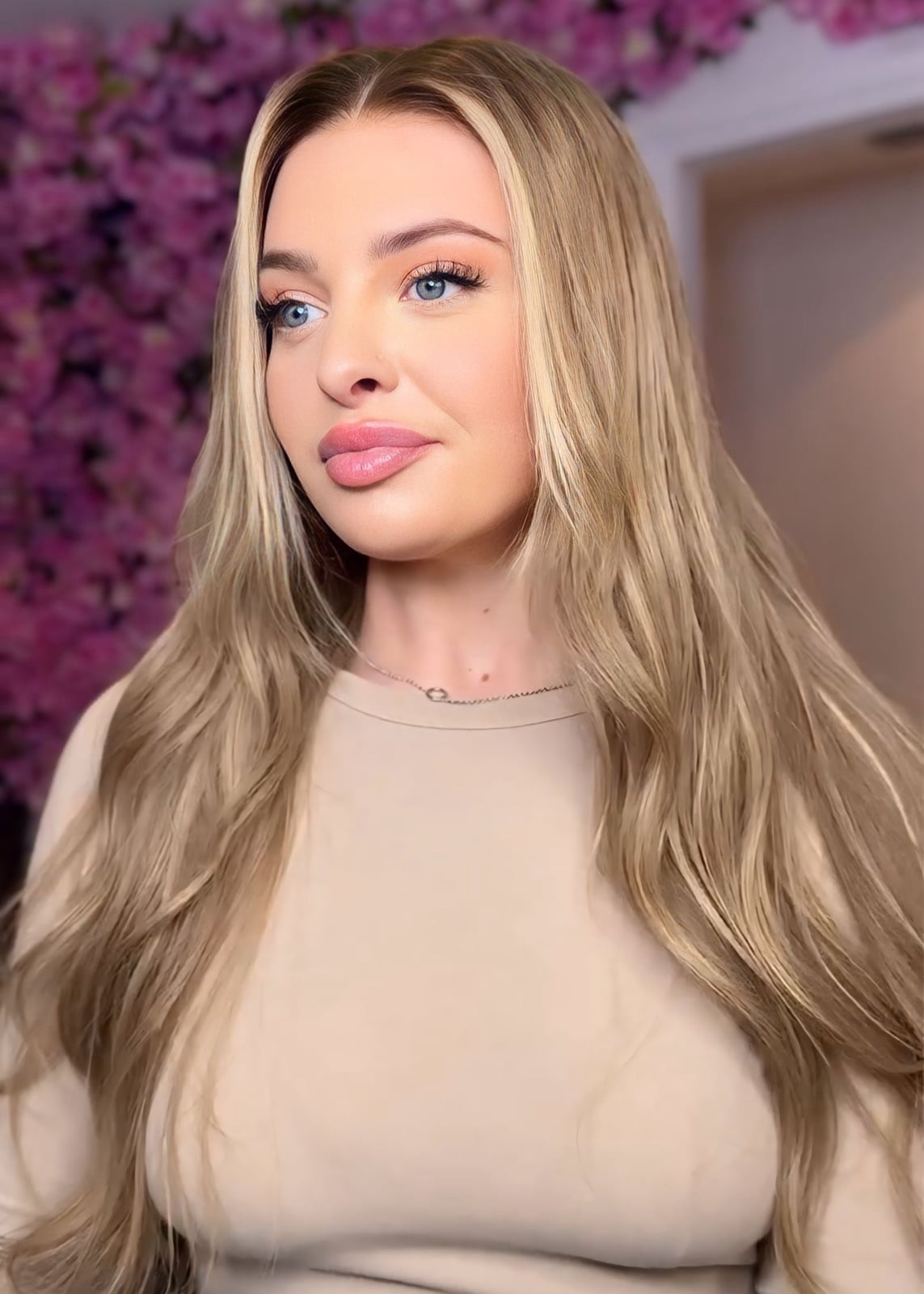 Mid-Back Cool Beige Blonde With Golden Highlights Mid-Back Cool Beige Blonde With Golden Highlights — Classy Highlights Wig