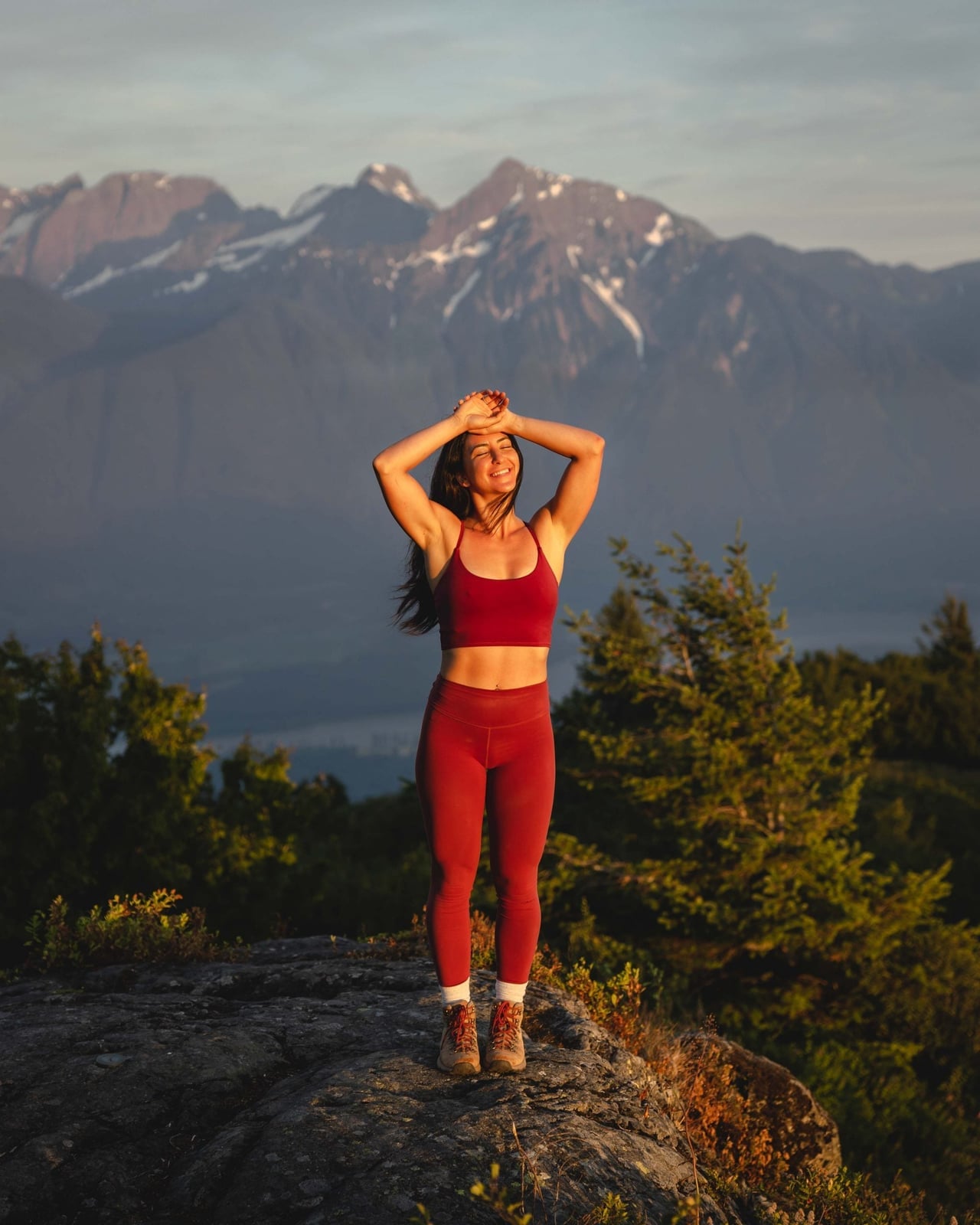Red Athleisure Set with Brown Hiking Boots Red Athleisure Set with Brown Hiking Boots — Classy Hiking Outfits