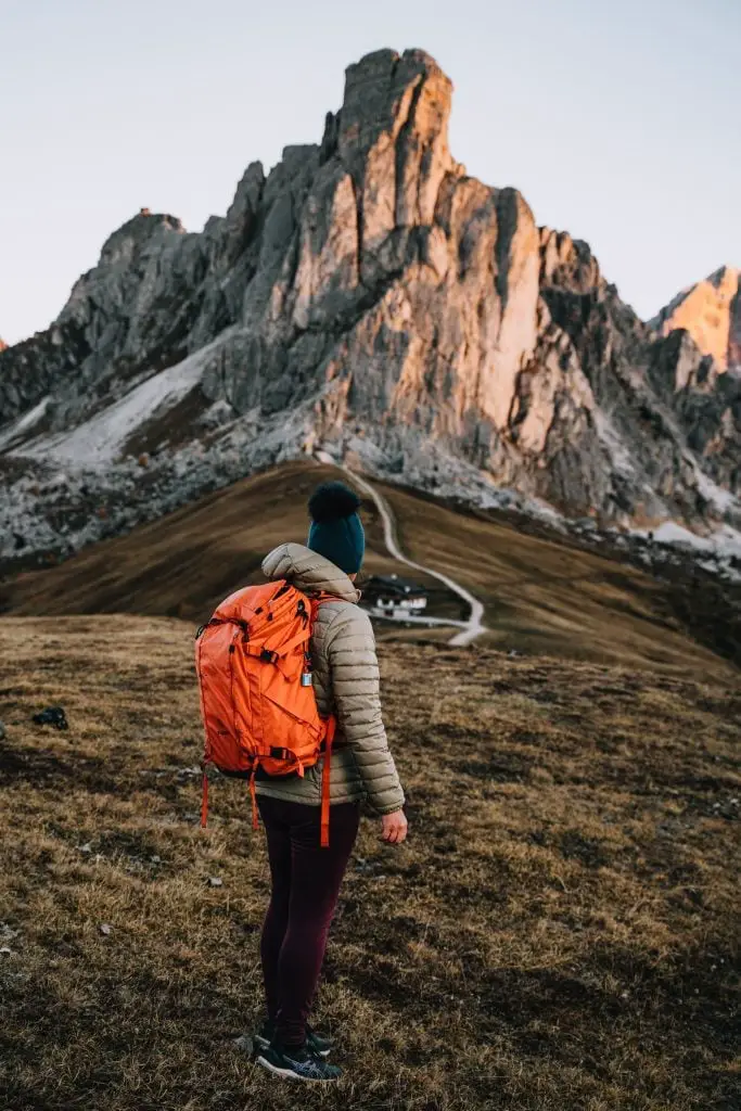 Beige Puffer Jacket with Purple Leggings and Orange Backpack Beige Puffer Jacket with Purple Leggings and Orange Backpack — Classy Hiking Outfits