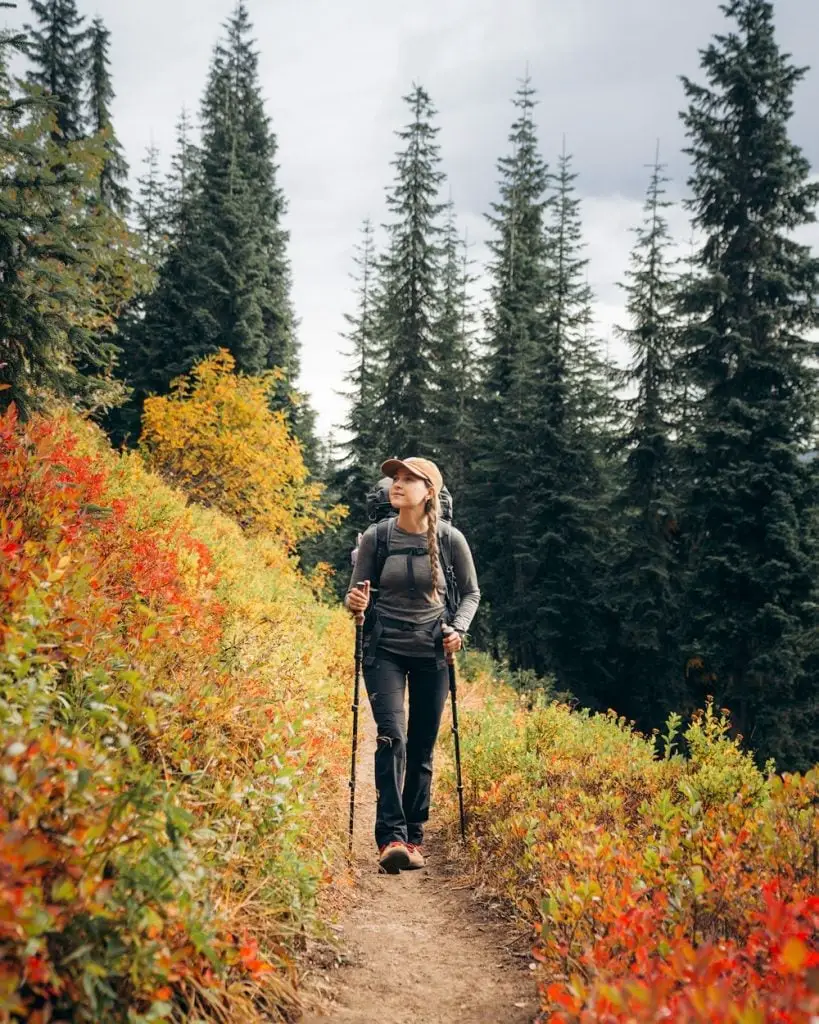 Dark Gray Hiking Pants with Gray Long-Sleeve Top Dark Gray Hiking Pants with Gray Long-Sleeve Top — Classy Hiking Outfits
