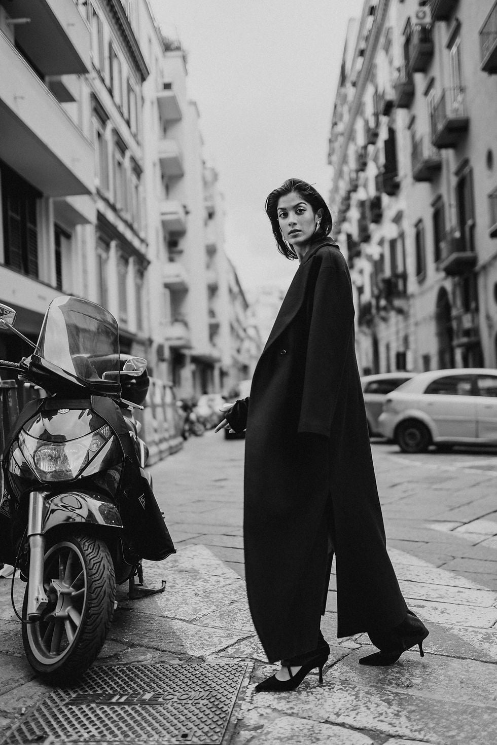 Dramatic Long Black Coat Over Wide-Leg Trousers Dramatic Long Black Coat Over Wide-Leg Trousers — Classy Italian Outfits