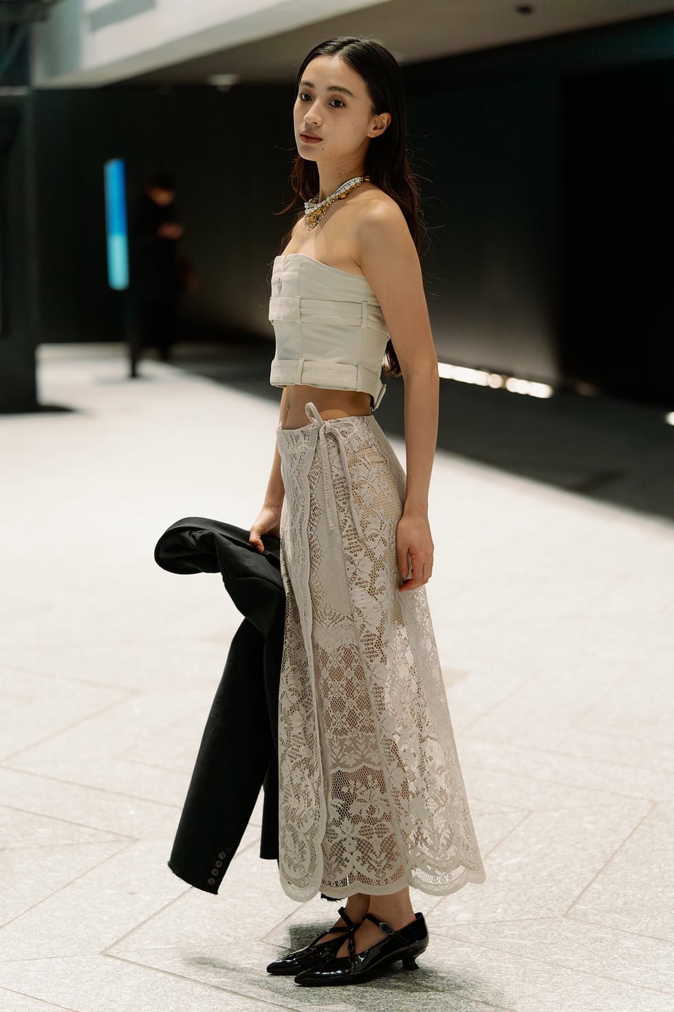 Lace Maxi Skirt and Strapless Top With Black Pointed-Toe Flats Lace Maxi Skirt and Strapless Top With Black Pointed-Toe Flats — Classy Japan Outfits
