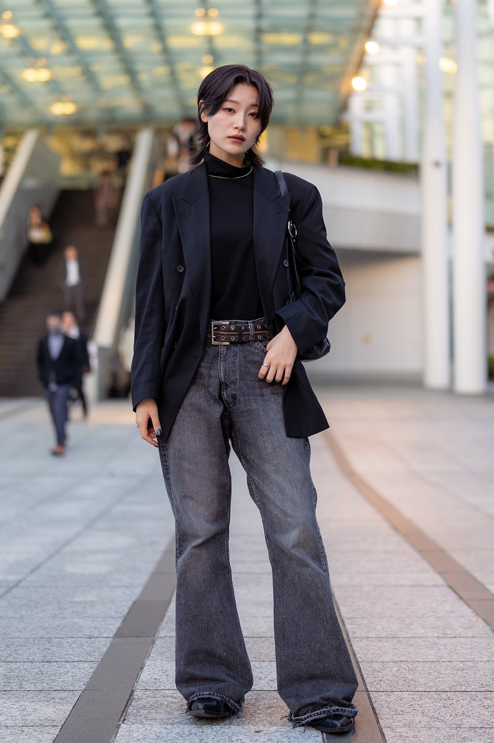 Monochrome Black Blazer and Flared Jeans Monochrome Black Blazer and Flared Jeans — Classy Japan Outfits