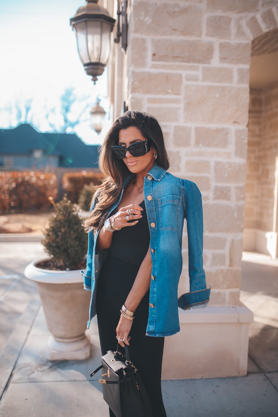 Oversized Denim Jacket Over All Black Outfit Oversized Denim Jacket Over All Black Outfit — Classy Jean Jacket Outfits