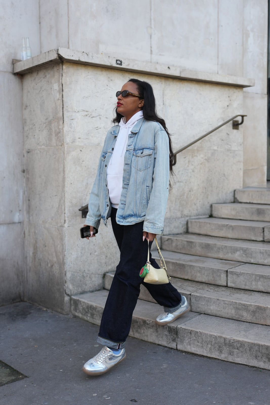 Oversized Denim Jacket Over Hoodie And Wide Jeans Oversized Denim Jacket Over Hoodie And Wide Jeans — Classy Jean Jacket Outfits